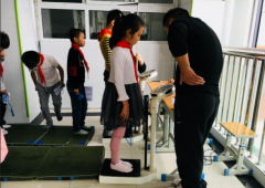 数学科课程让学生们在同步讲堂上与隶属